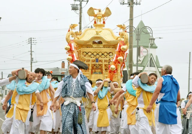 根室っ子の誇り、金刀比羅神社例大祭🥁

北海道三大祭りの一つ、金刀比羅神社例大祭。
今年もその季節が近づいてきました。
きらびやかな神輿や趣向を凝らした山車が練り歩き、根室のまちを彩ります✨

祭りを支えるのは、受け継がれてきた思いと誇り。
熱気の中に、このまちに息づく文化を感じられます。

Kotohira Shrine Reitaisai Festival, the pride of Nemuroites 🥁

The Kotohira Shrine Reitaisai Festival is one of Hokkaido’s top three largest festivals.
As this year’s celebration approaches, Nemuro is preparing to welcome glittering portable shrines (mikoshi) and elaborately decorated floats (dashi) as they parade through the streets, filling the town with festive color.✨

Carried on by the pride and spirit passed down through generations, this festival remains a cherished tradition.

Amid the excitement, you can feel the culture that lives on in this town.

根室當地人引以為傲的金刀比羅神社例大祭🥁

金刀比羅神社例大祭是北海道三大祭典之一。
今年，金刀比羅神社例大祭的季節也即將到來。
金碧輝煌的神轎和設計精美的山車遶境，將為根室的大街小巷帶來繽紛的色彩✨

支援著祭典的是人們傳承至今的信念與自豪。
在沸騰的熱情中，能感受到於當地扎根的文化。

#金刀比羅神社例大祭
#根室
#北海道　
#hokkaido　
#deephokkaidonemuro