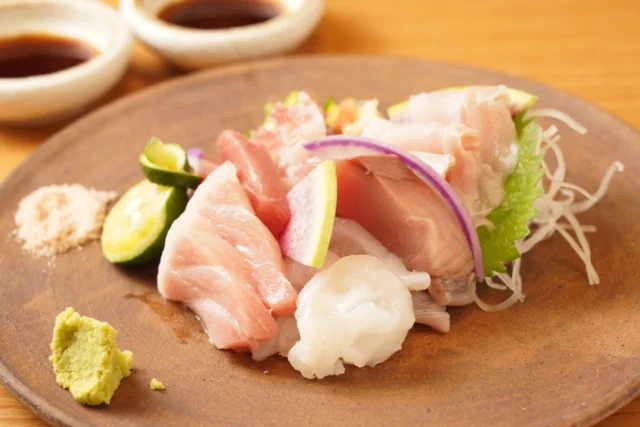 夜は居酒屋で、根室の味覚を🍶

旅の醍醐味といえば、地元の居酒屋めぐり。
根室には、この土地ならではのおいしさを楽しめる店がいくつもあります🌙

新鮮な海の幸を、根室が誇る地酒「北の勝」と共に味わうひとときは格別。
店に広がる温かなにぎわいも、大きな魅力です。
しっぽり、ゆったりと、根室の夜を堪能して🥢

Nemuro's nightlife: enjoy Japanese-style pubs with local cuisine! 🍶

No trip to Nemuro is complete without a pub crawl around the local izakaya (Japanese-style pubs).
The city is packed with great spots for enjoying its unique cuisine at night.🌙

Nemuro's famous Kitano-Katsu sake pairs exquisitely with the area's fresh seafood.
And there's nothing quite like the friendly camaraderie between the merrymakers around you.
Enjoy the warm, laid-back atmosphere of Nemuro at night.🥢

晚上就去居酒屋品味根室的美食佳釀🍶

說到旅遊的箇中妙趣，就是走訪當地的居酒屋。
根室有非常多能品嚐當地獨有美食的店家🌙

用根室引以為傲的當地酒「北之勝」來搭配新鮮的海產一起享用，讓用餐時光格外特別。
店內充滿著溫馨熱絡的氣氛，也是一大魅力。
愜意自在地沉浸於根室的夜晚之中吧🥢

#居酒屋
#根室
#北海道　
#hokkaido　
#deephokkaidonemuro