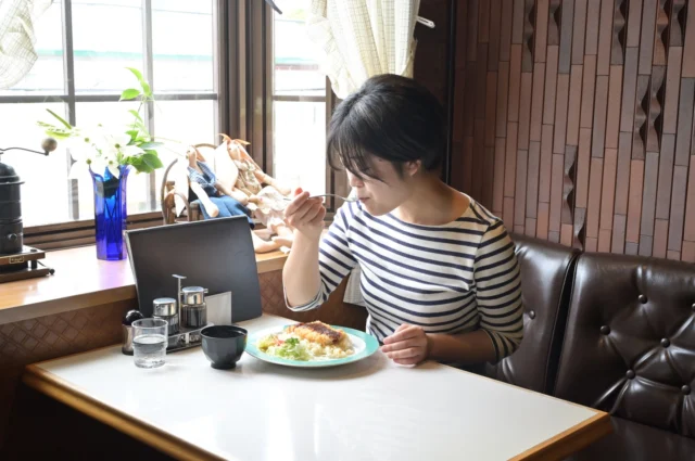 根室のソウルフードを堪能🍽️

エスカロップにオリエンタルライス。
根室には、地元民にも愛されるさまざまなご当地グルメがあります。

中でもエスカロップは、長い歴史を持つひとしな。
誕生したのは昭和30年代。
喫茶店で生まれたシンプルなおいしさは、根室の人々に親しまれ、大人気に。
各店のシェフたちによって受け継がれ、今では町を代表するソウルフードになりました☕️
根室の歴史を感じながら味わって。

Discover Nemuro’s delightful soul food! 🍽️

From Esukaroppu to Oriental Rice, Nemuro is home to a variety of unique dishes treasured by the locals.

A standout for its long history is Esukaroppu, which was created in the 1950s-60s at a local coffee shop. Its simple yet delicious flavor quickly became a huge favorite among the people of Nemuro.
Passed down by chefs from various establishments, it has grown to be the town’s quintessential soul food dish. ☕️
Take a bite and experience the rich history of Nemuro!

盡享根室的靈魂美食🍽️

Esukaroppu、東洋飯⋯⋯
根室有各式各樣的在地美食，連當地人都非常喜愛。

Esukaroppu就是擁有悠久歷史的在地美食之一。
誕生於昭和30年代的Esukaroppu，
具有在咖啡廳創造出的簡單美味，深受根室的人們喜愛，人氣直線上升。
有許多家店的主廚繼承了Esukaroppu的做法，現今已成為這個城市的代表性靈魂美食☕️
一邊感受根室的歷史，一邊盡情品嚐吧。

#根室グルメ
#根室
#北海道　
#hokkaido　
#deephokkaidonemuro